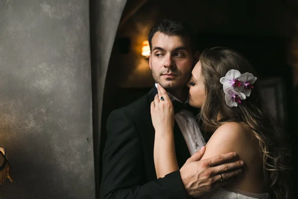 La novia y el novio en una casa acogedora, foto tomada con li natural —  Fotos de Stock