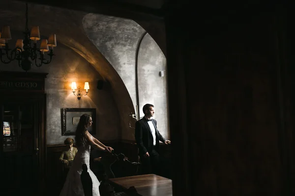 A noiva e o noivo em uma casa acolhedora, foto tirada com li natural — Fotografia de Stock