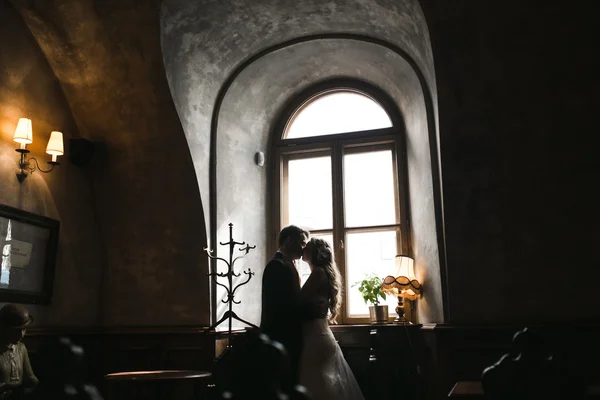 La mariée et le marié dans une maison confortable, photo prise avec li naturel — Photo