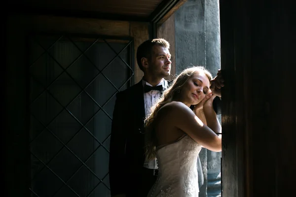 Bruden och brudgummen i ett mysigt hus, Foto taget med naturlig li — Stockfoto