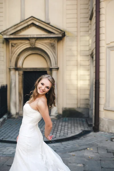 Beautiful bride posing against the backdrop of a European city — Stock Photo, Image