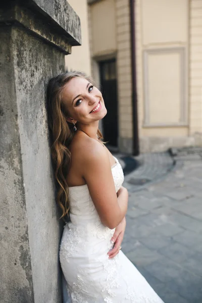 Krásná nevěsta pózuje na pozadí Evropské město — Stock fotografie