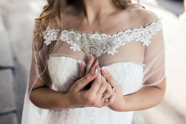 Sposa e i suoi bellissimi accessori. primo piano — Foto Stock