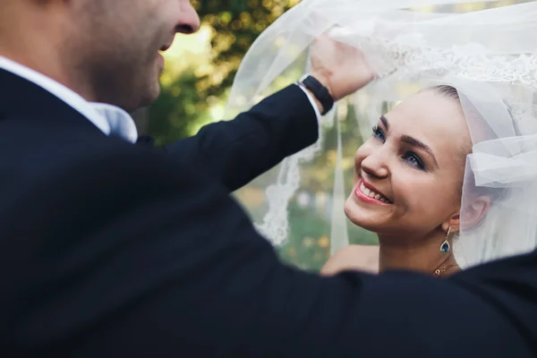 Lo sposo solleva il velo dalla sposa — Foto Stock