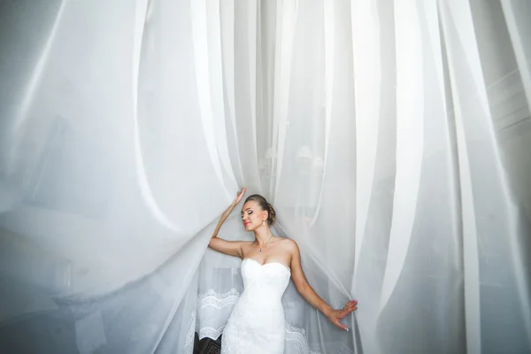 Bella sposa posa — Foto Stock