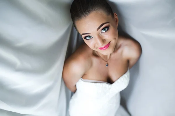 Beautiful bride posing — Stock Photo, Image