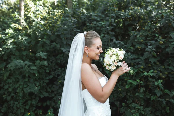 Beautiful bride posing — Stock Photo, Image