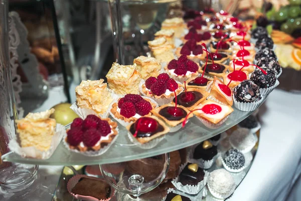 Buffet variado com escolha interessante — Fotografia de Stock