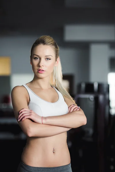 Meisje in grote vorm in de sportschool — Stockfoto