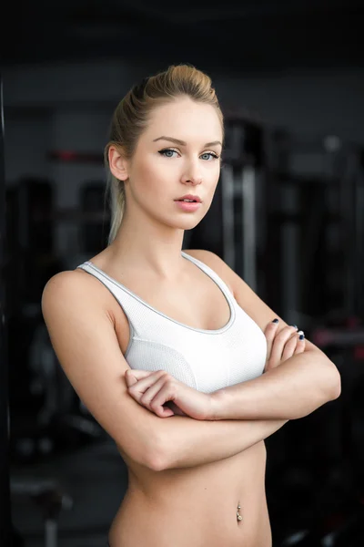 Meisje in grote vorm in de sportschool — Stockfoto