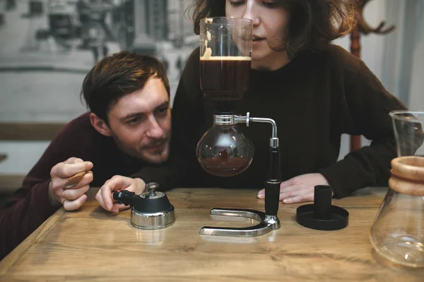 Vintage pareja preparando café — Foto de Stock