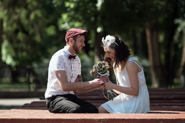 Beautiful couple in the park — Stock Photo, Image