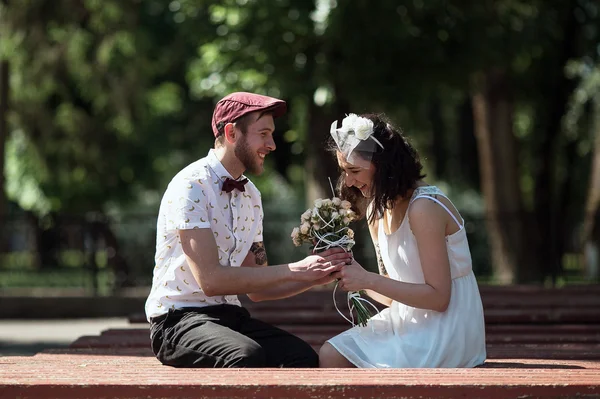 Schönes Paar im Park — Stockfoto