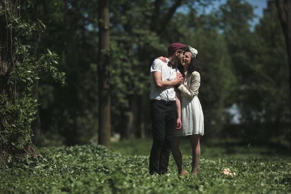 Krásný pár v parku — Stock fotografie