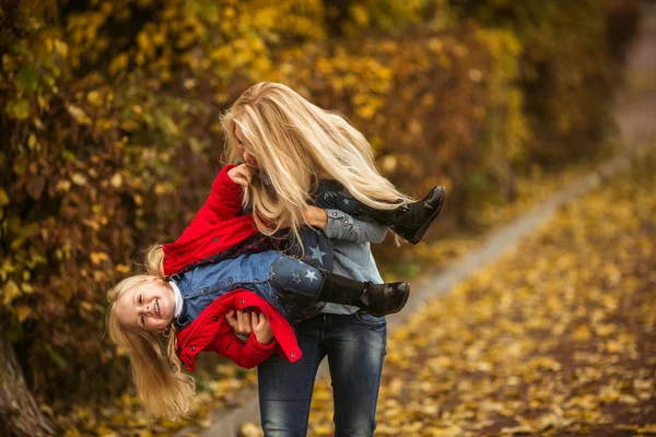 Mother with daughter in park — Stock Photo, Image