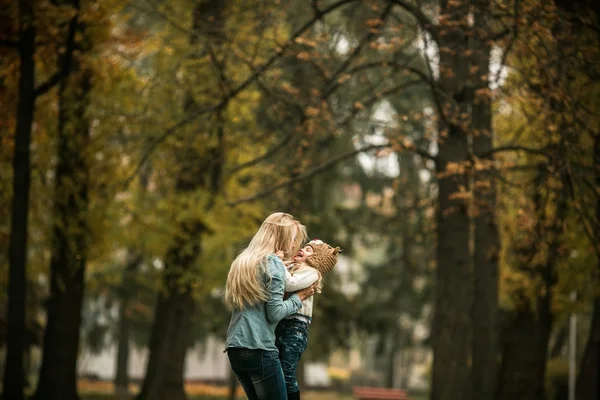 Mãe com filha no parque — Fotografia de Stock