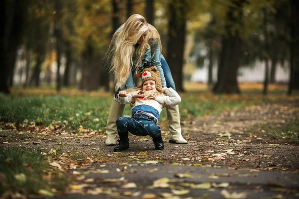 Mamma med dotter i park — Stockfoto