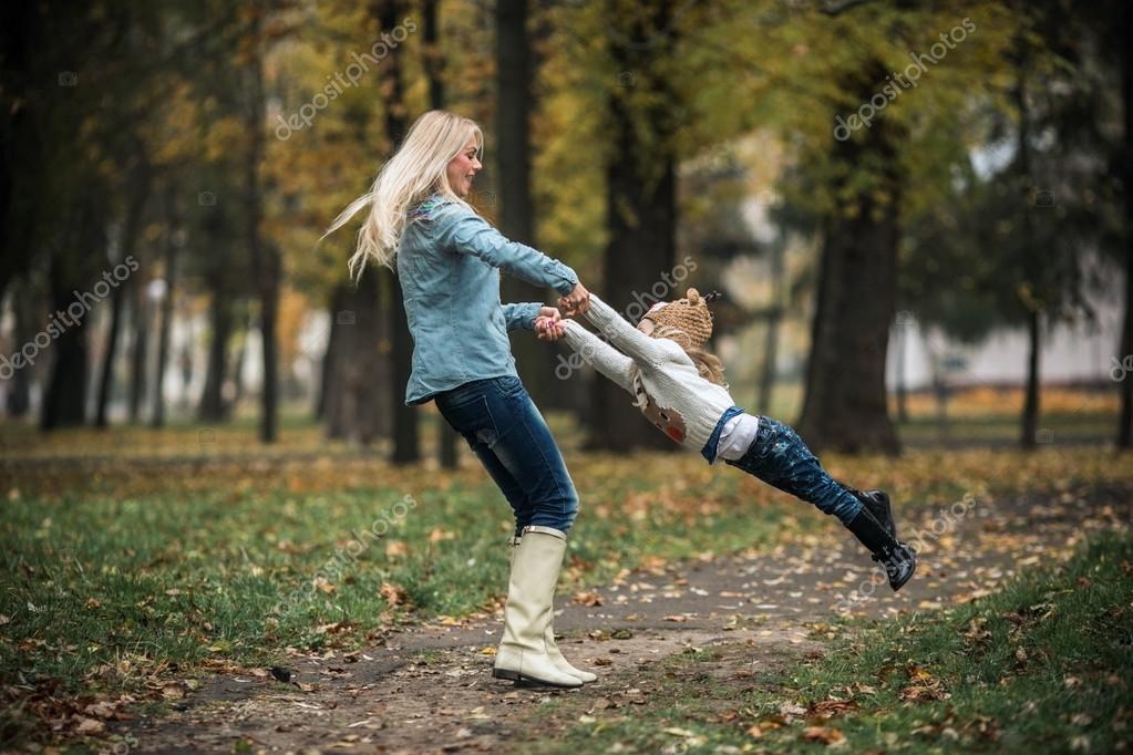 Мама и дочка в парке
