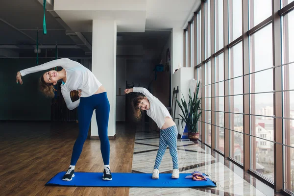 Meisjes van verschillende leeftijden maken van yoga — Stockfoto