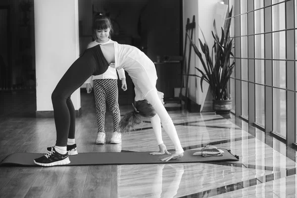 Chicas de diferentes edades haciendo yoga —  Fotos de Stock