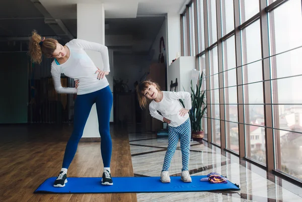 Mädchen unterschiedlichen Alters machen Yoga — Stockfoto