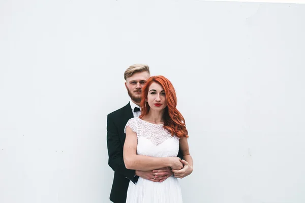 Casal de casamento na cidade — Fotografia de Stock