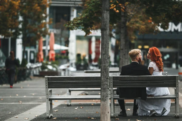 Brudparet i city — Stockfoto