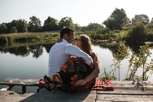 Casal bonito junto ao lago — Fotografia de Stock