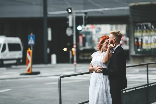 Matrimonio coppia in città — Foto Stock