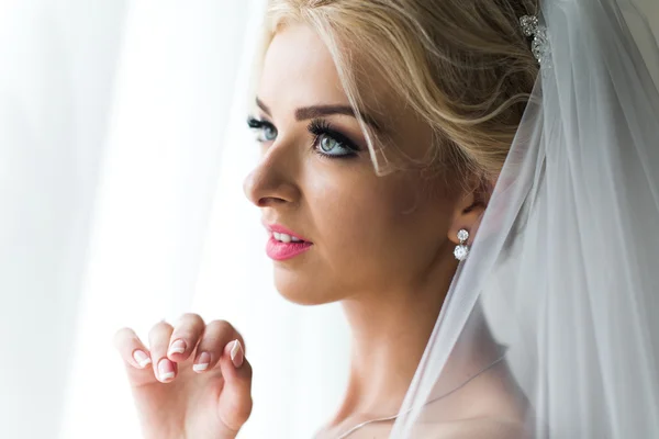 Morning portrait of beautiful bride — Stock Photo, Image