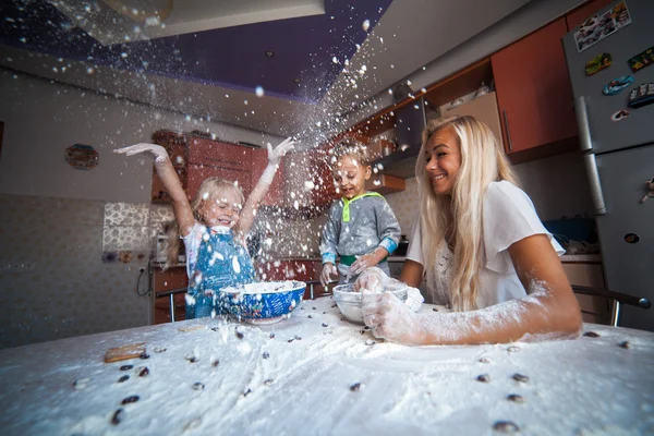 Mother with kids on kitchen — Stock Photo, Image