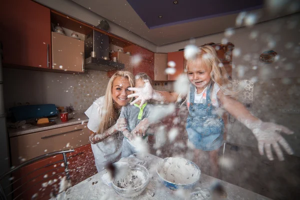 Mãe com filhos na cozinha — Fotografia de Stock