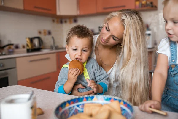 Mãe com filhos na cozinha — Fotografia de Stock