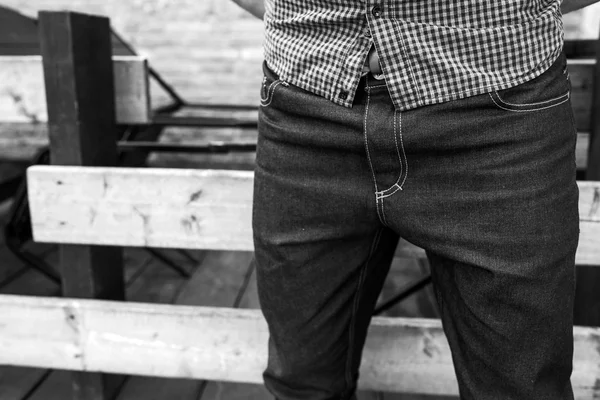 Corpo inferior de homens vestidos com jeans selvedge — Fotografia de Stock