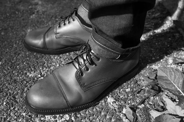 Fötter av män i sömmen jeans och retro skor — Stockfoto