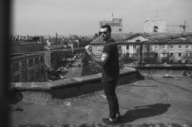 Selvedge kotla poz veren kendinden emin bir adam. 