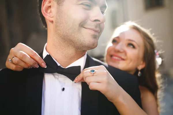 Bride hugging groom — Stock Photo, Image