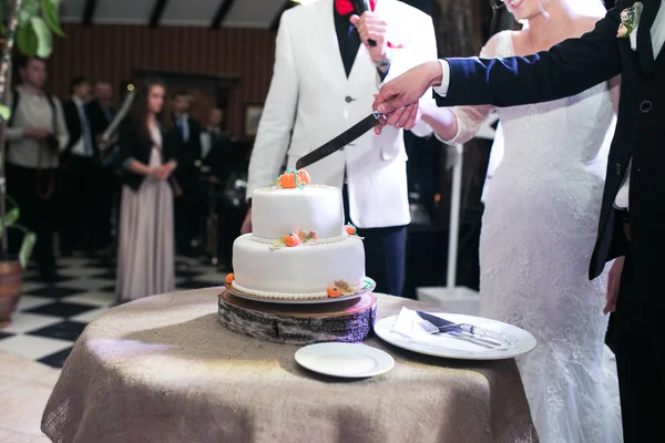 Bolo de duas camadas de um casamento — Fotografia de Stock