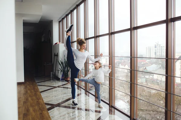 Familia encantadora pasa tiempo en el gimnasio —  Fotos de Stock