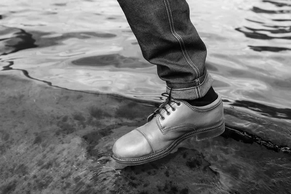 Piedi di uomini in jeans cimosa e scarpe retrò — Foto Stock