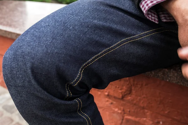 Corpo inferior de homens vestidos com jeans selvedge — Fotografia de Stock