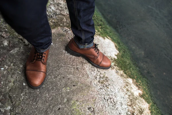 Ноги людей в джинсах и ретро-туфлях — стоковое фото