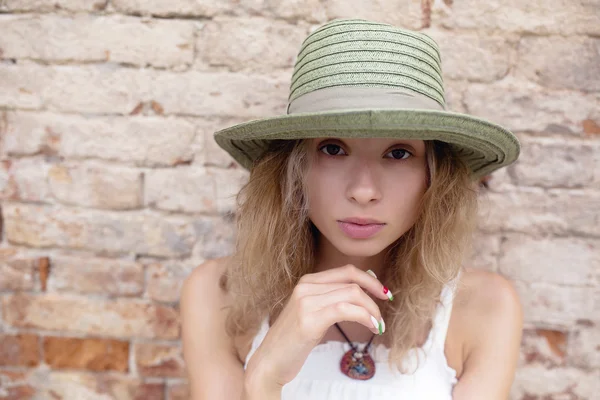 Şapkalı güzel bir kızın portresi. — Stok fotoğraf