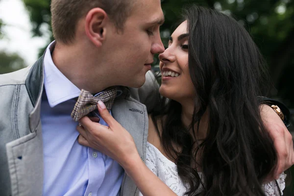 Jovem casal europeu abraçando em um banco de parque — Fotografia de Stock