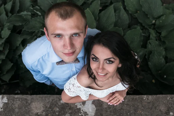 Jovem casal europeu abraçando em um banco de parque — Fotografia de Stock