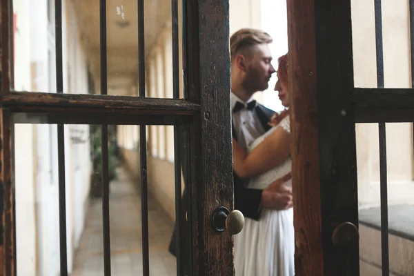 Otel odasında muhteşem gelin ve damat — Stok fotoğraf