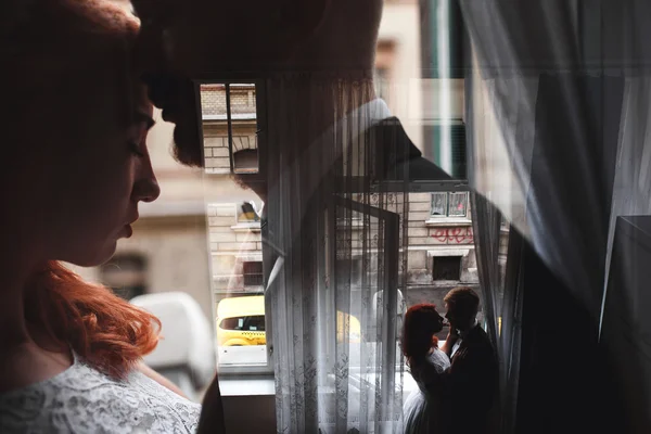 Sposo e splendida sposa in camera d'albergo — Foto Stock