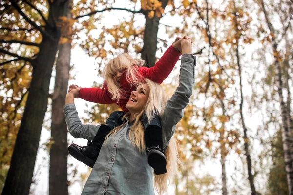 Madre con figlia nel parco autunnale — Foto Stock