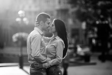 Çiftler şehirde iyi eğlenceler. 