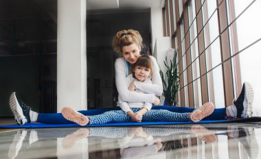 Anne ve kızı hugs ve spor streç